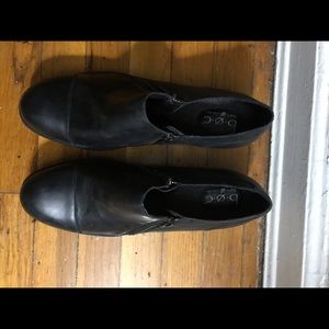 A pair of size 11 medium BOC shoes